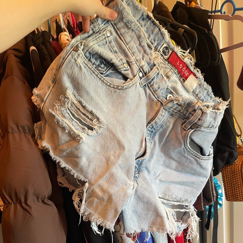 LIGHT WASH VINTAGE MINI JEAN SHORTS SIZE 4/6